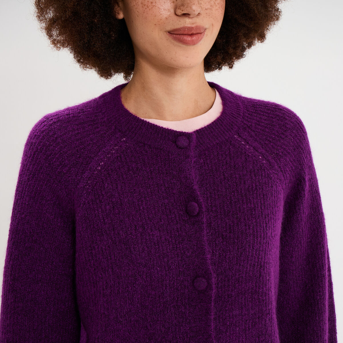 Gilet cardigan col rond boutonn&eacute; violet fonc&eacute; femme