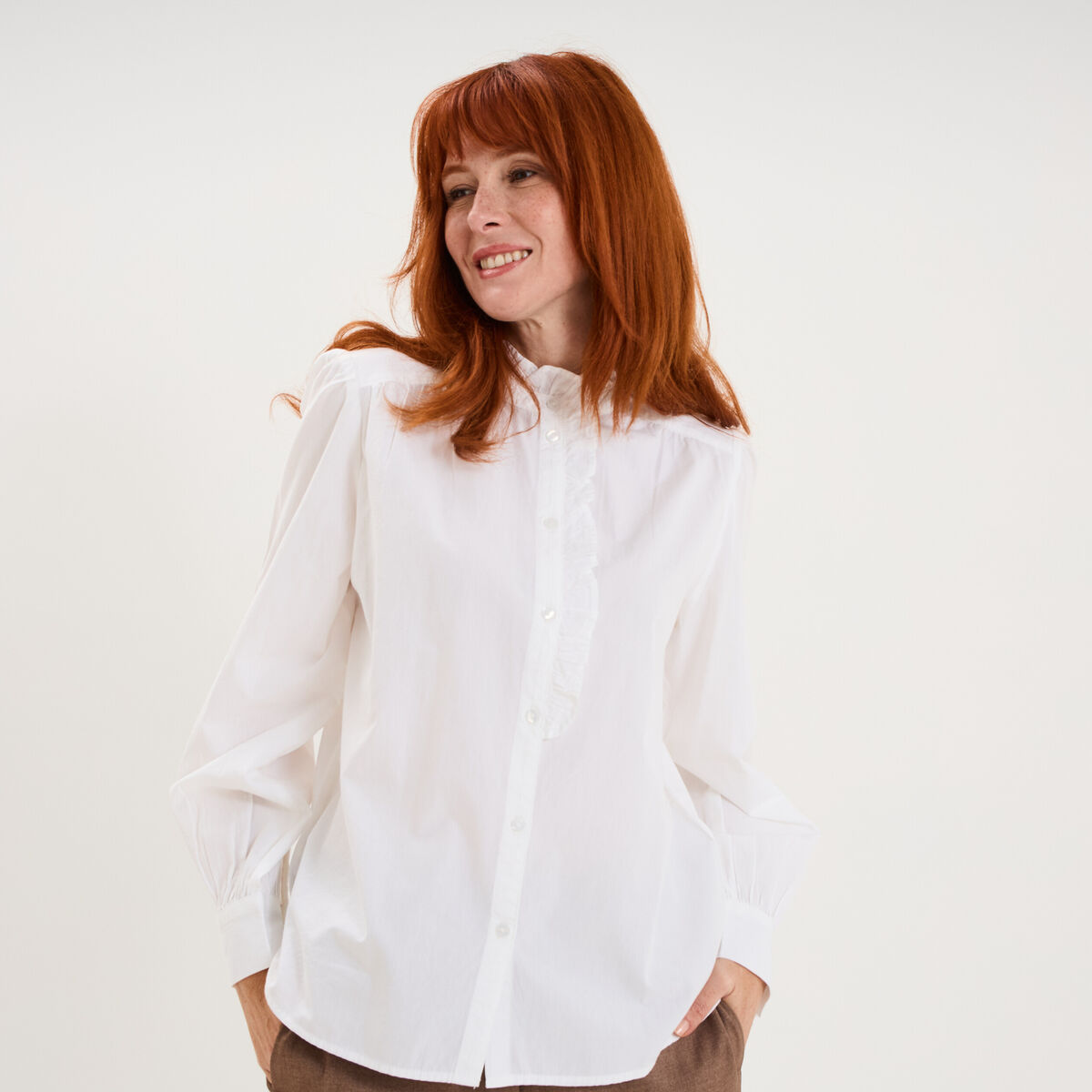 Blouse col montant &agrave; volants coton blanc femme