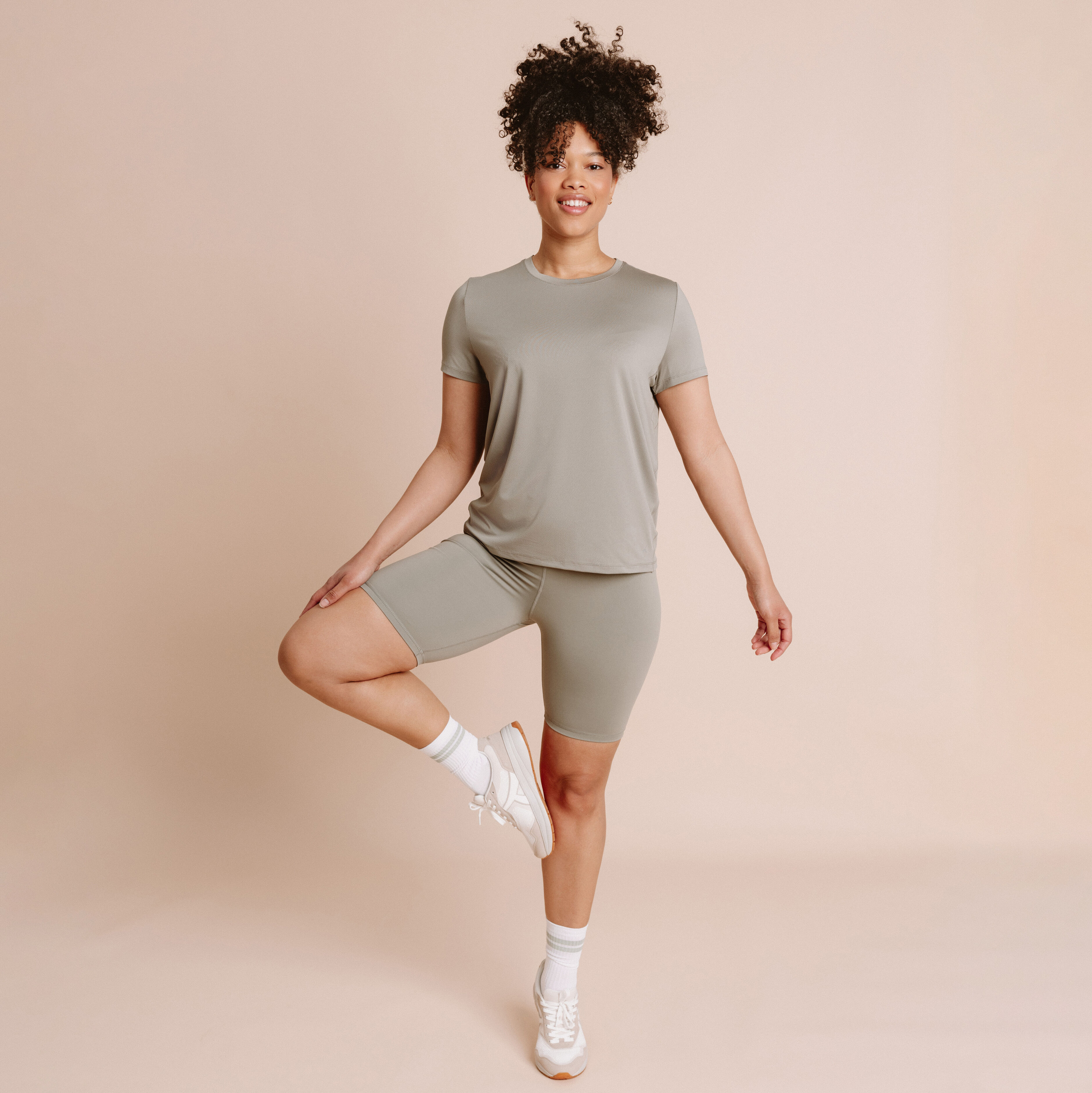 Short cycliste de sport taille haute vert kaki femme