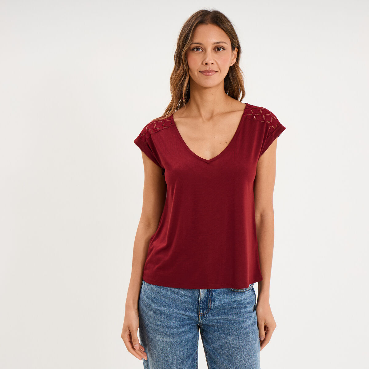 T-shirt col en V ajour&eacute; &eacute;paules et dos bordeaux femme