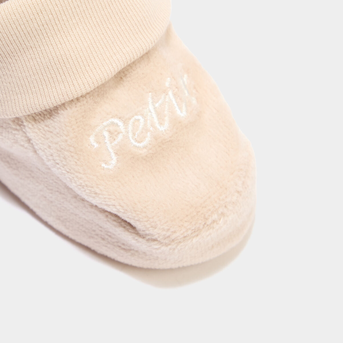Chaussettes de naissance brod&eacute;es taupe b&eacute;b&eacute;