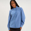 Blouse col montant &agrave; volants coton bleu femme