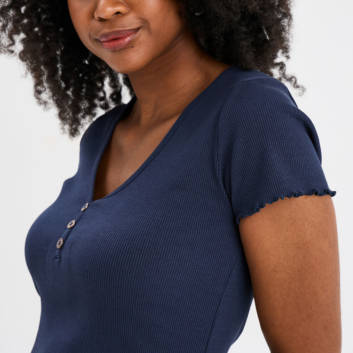 T-shirt court effet côtelé col en V bleu marine femme