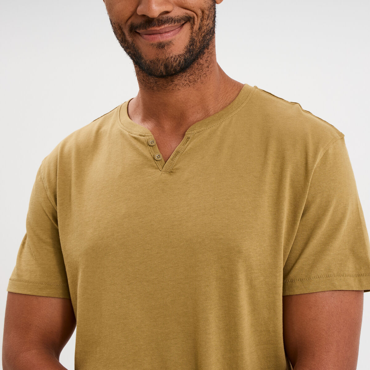 T-shirt manches courtes col tunisien violet fonc&eacute; homme