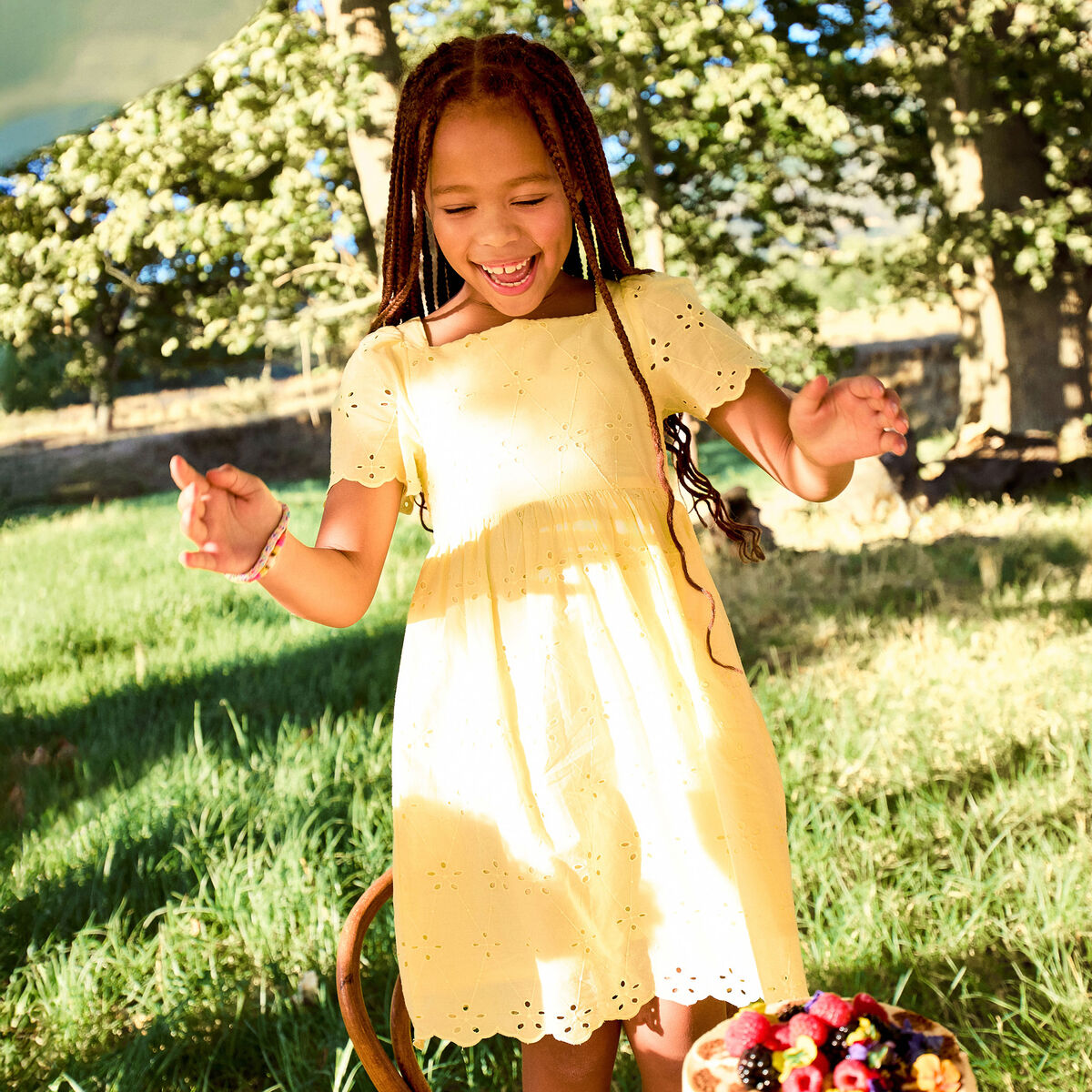 Robe c&eacute;r&eacute;monie broderie anglaise smock&eacute; jaune clair fille