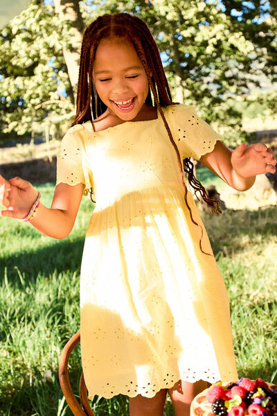 Robe c&eacute;r&eacute;monie broderie anglaise smock&eacute; jaune clair fille