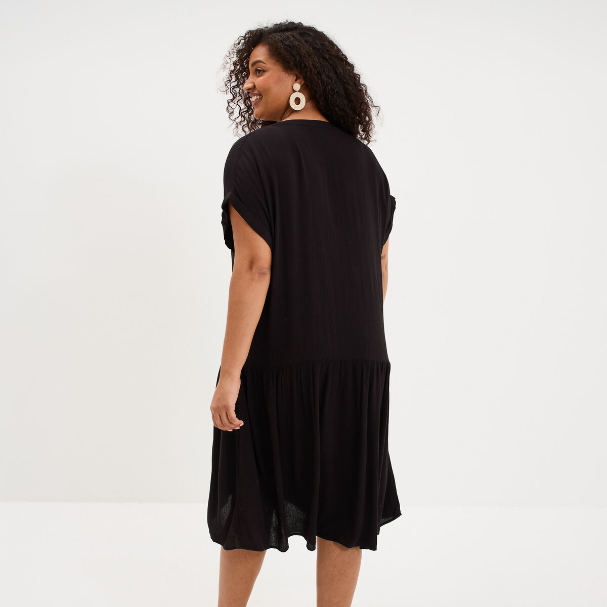 Robe courte fluide &eacute;vas&eacute;e col tunisien noir femme grande taille
