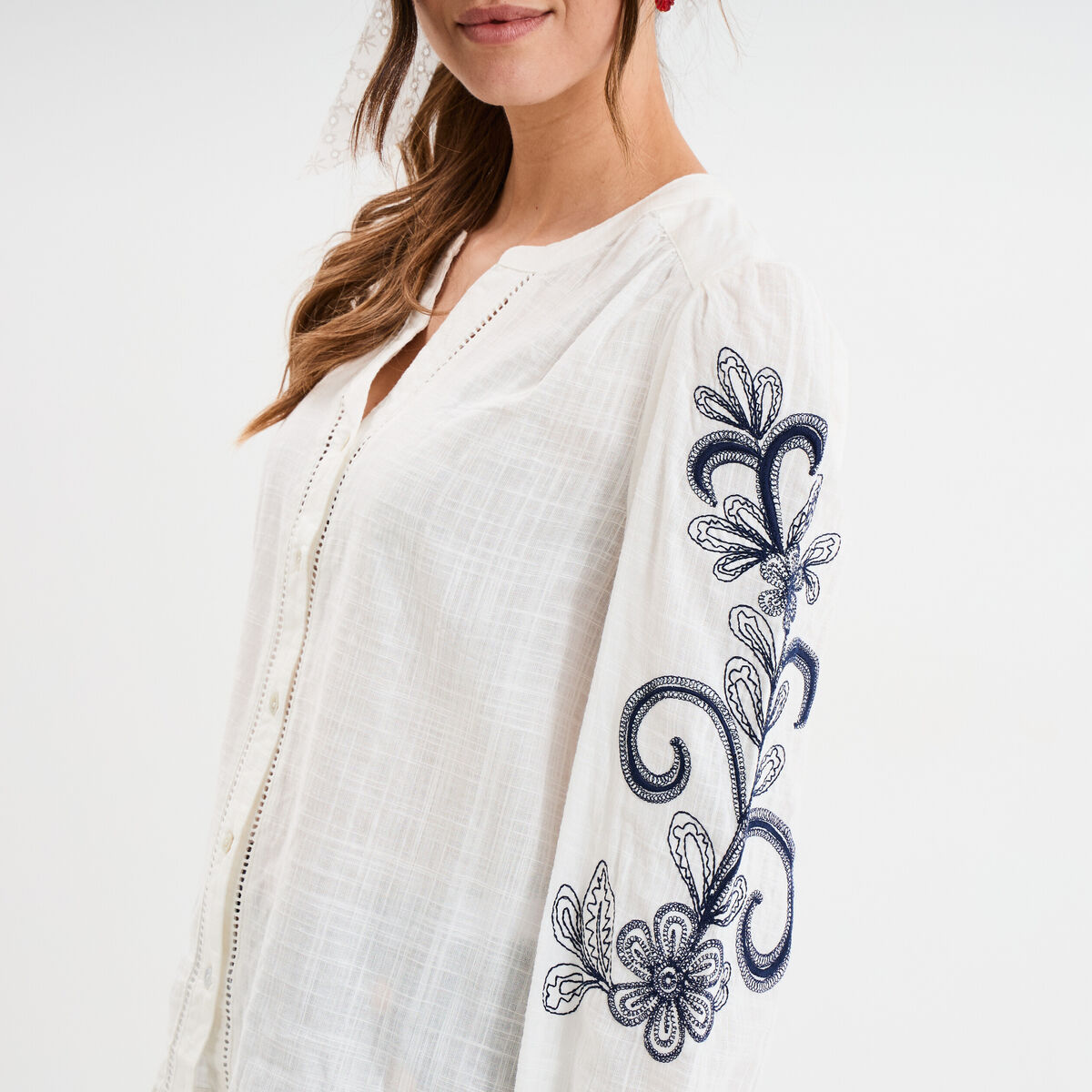 Blouse col tunisien manches brodées ecru femme