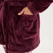 Peignoir mi-long effet polaire ceintur&eacute; prune femme
