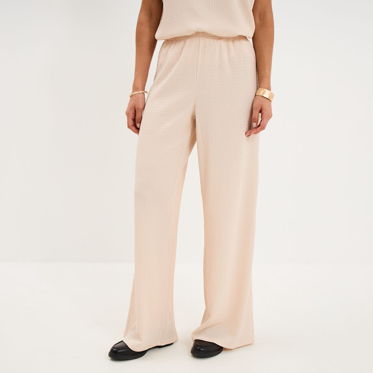 Pantalon effet gaufr&eacute; fluide beige femme