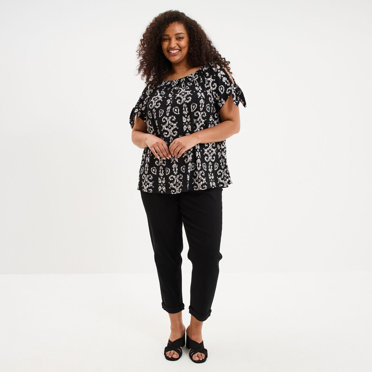 T-shirt gaufr&eacute; avec manches &agrave; noeuds noir femme grande taille