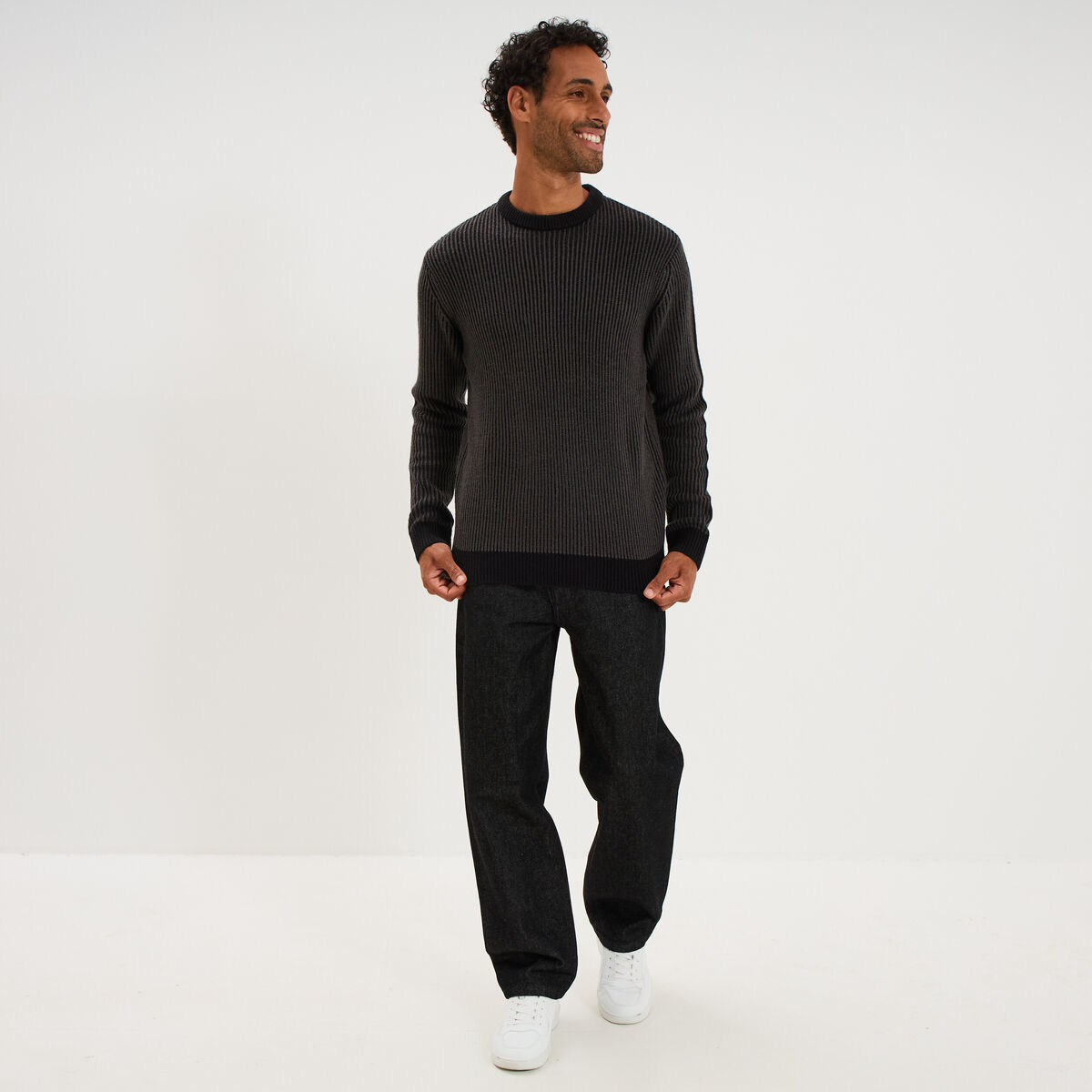 Pull c&ocirc;tel&eacute; col rond manches longues noir homme