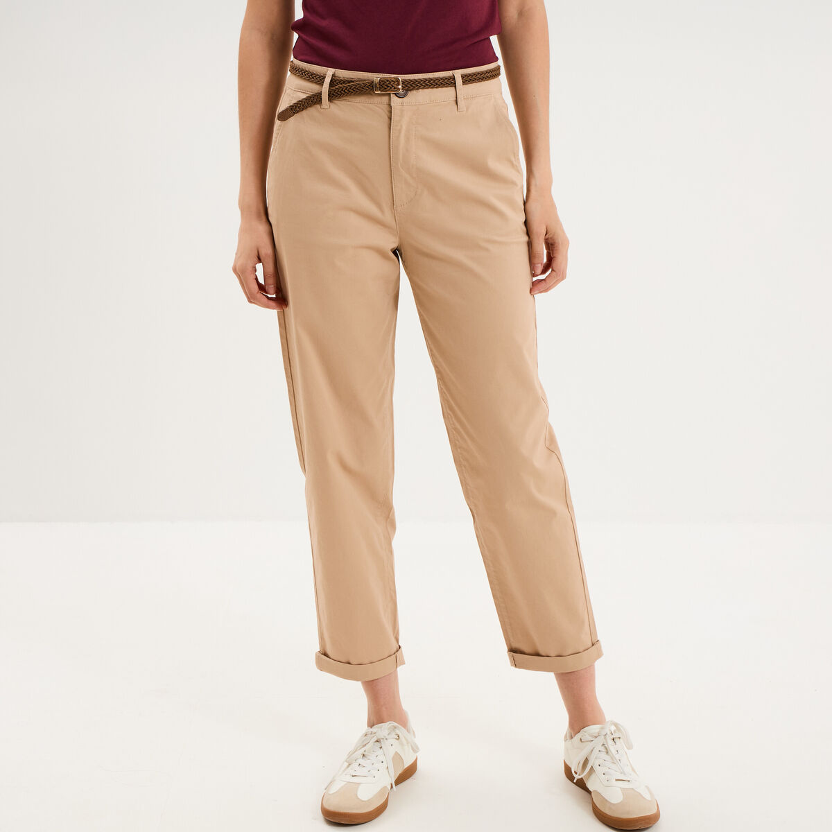 Pantalon chino regular ceinture tress&eacute;e sable femme