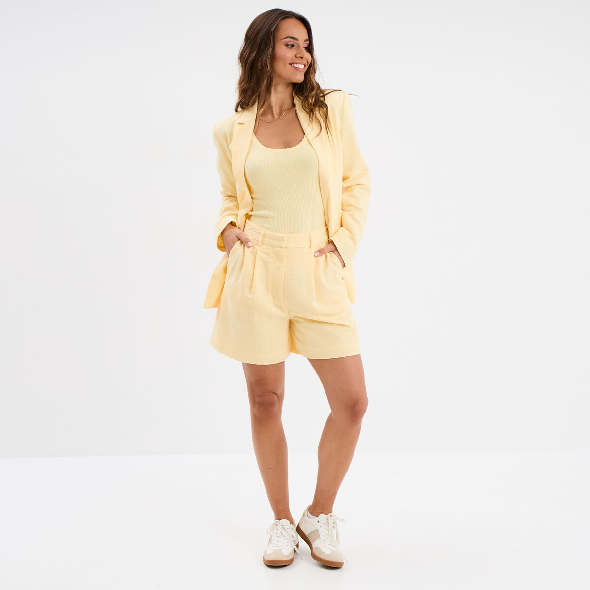 Short large avec pinces jaune clair femme