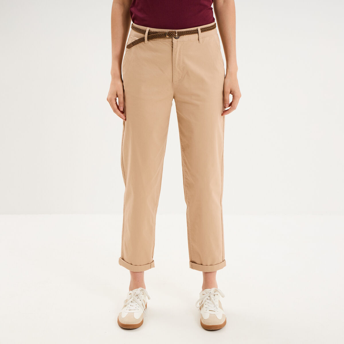 Pantalon chino regular ceinture tress&eacute;e sable femme