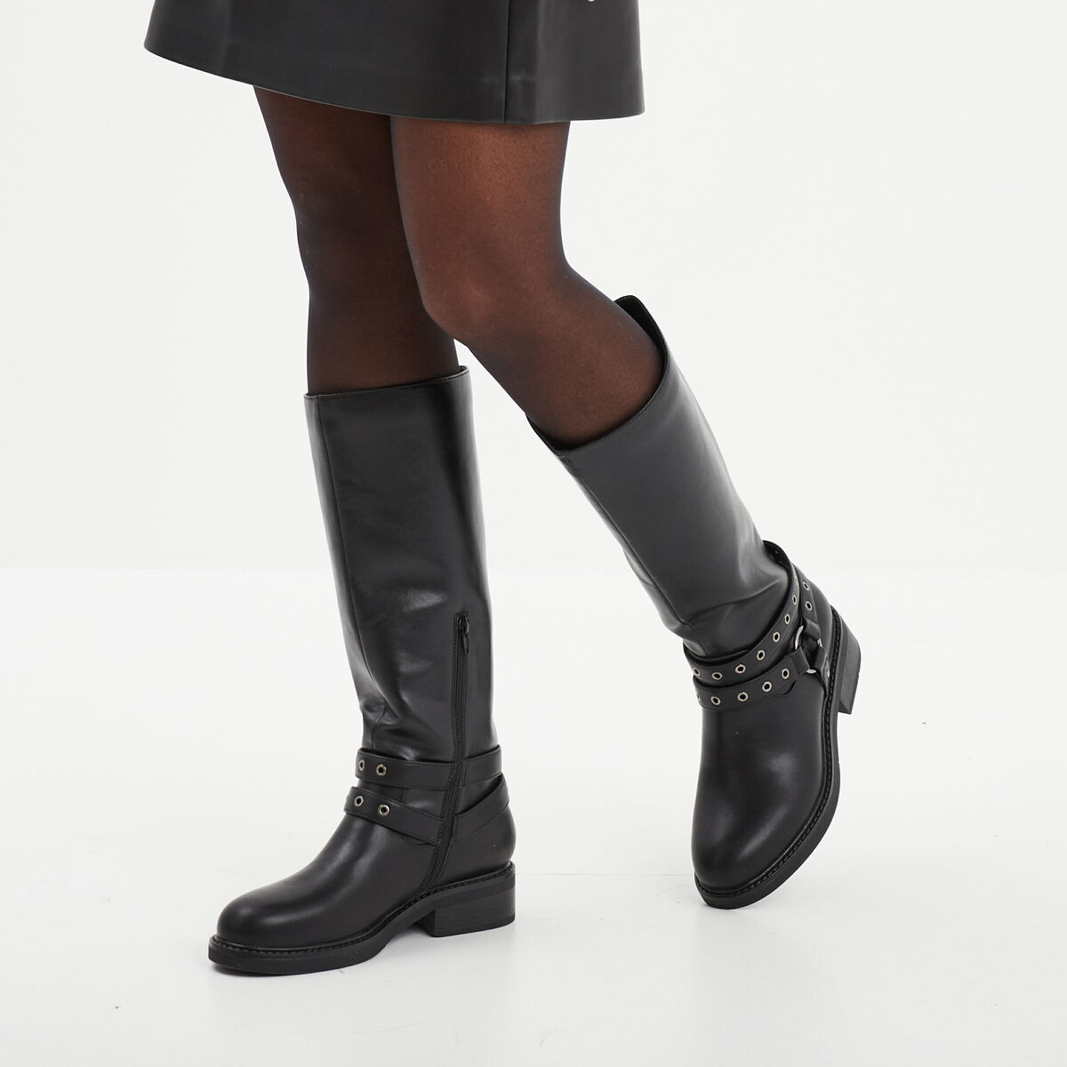 Bottes talons plats brides &agrave; oeillets noir femme