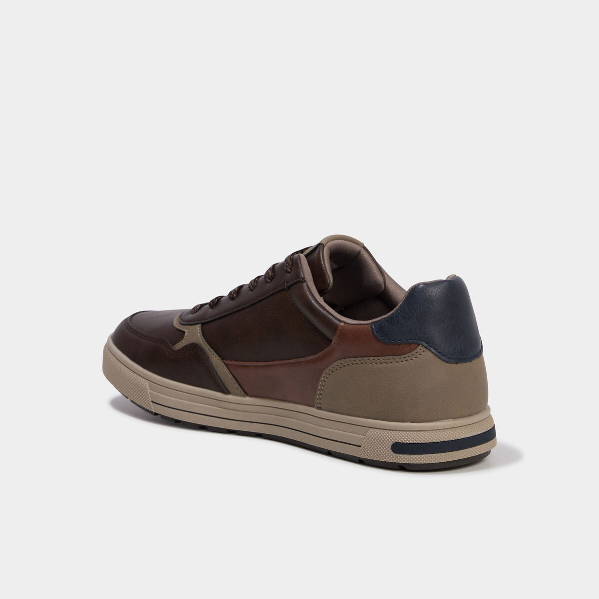 Baskets &agrave; lacets semelle plate bout rond marron homme