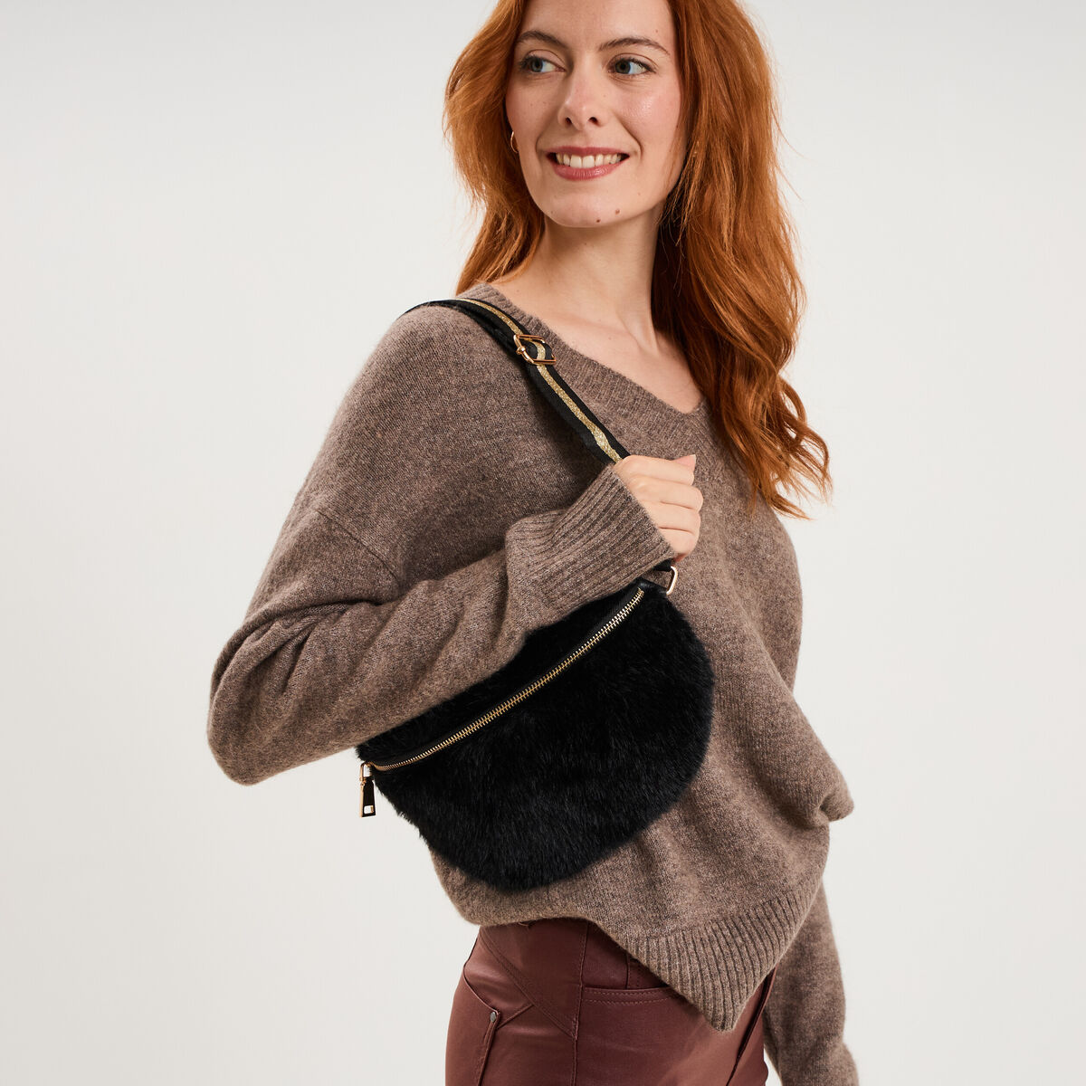 Sac banane fausse fourrure noir femme