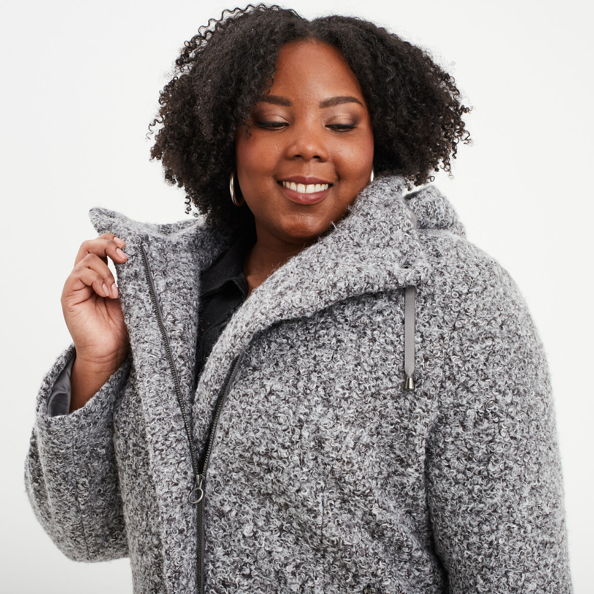Manteau aspect bouclette &agrave; capuche gris femme grande taille