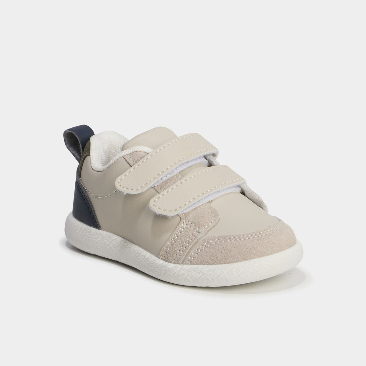 Tennis basses &agrave; scratchs semelle souple blanc b&eacute;b&eacute; gar&ccedil;on