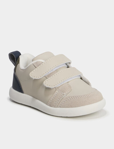 Tennis basses &agrave; scratchs semelle souple blanc b&eacute;b&eacute; gar&ccedil;on