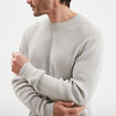 Pull en maille textur&eacute;e col rond gris clair homme