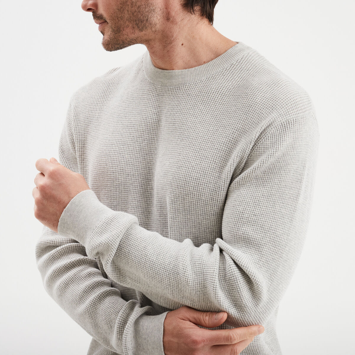 Pull en maille textur&eacute;e col rond gris clair homme