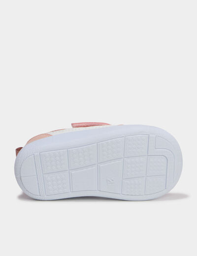 Baskets basses &agrave; semelles souples rose b&eacute;b&eacute; fille