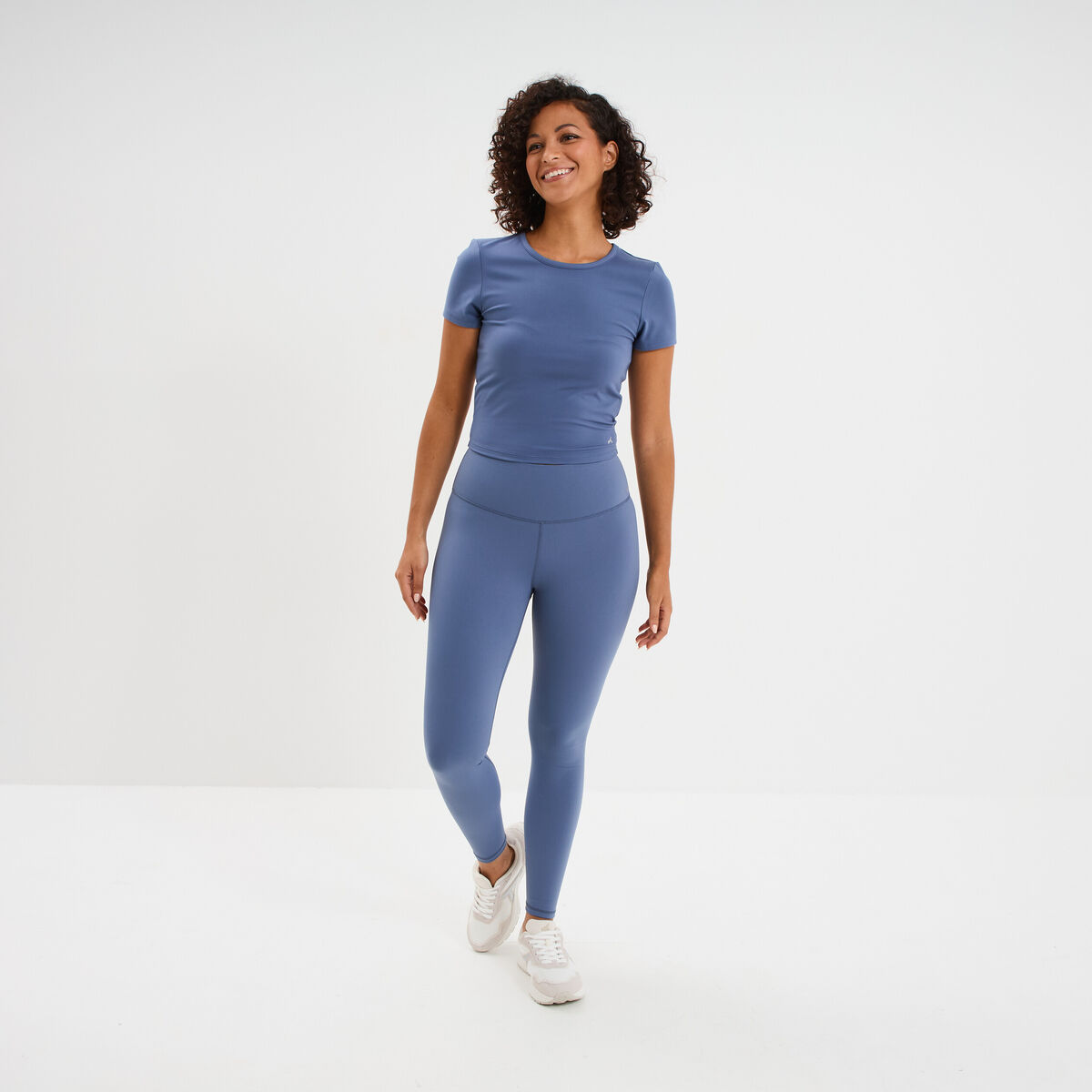 T-shirt de sport court ajust&eacute; bleu fonc&eacute; femme