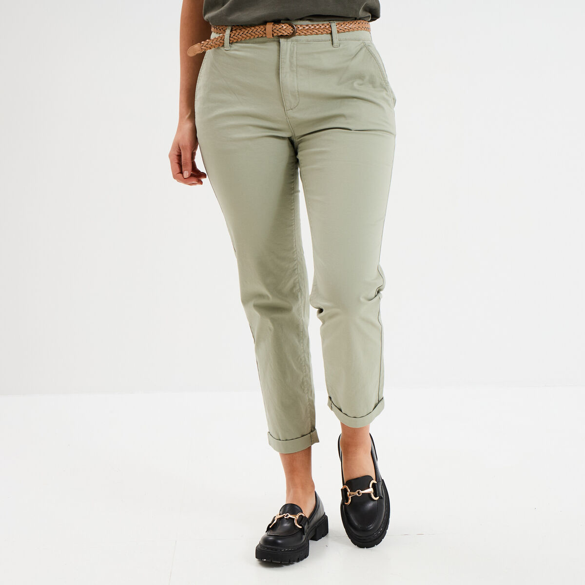 Pantalon chino 7/8&egrave;me ceinture tress&eacute;e vert kaki femme