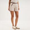 Short chino ceinture tress&eacute;e beige femme