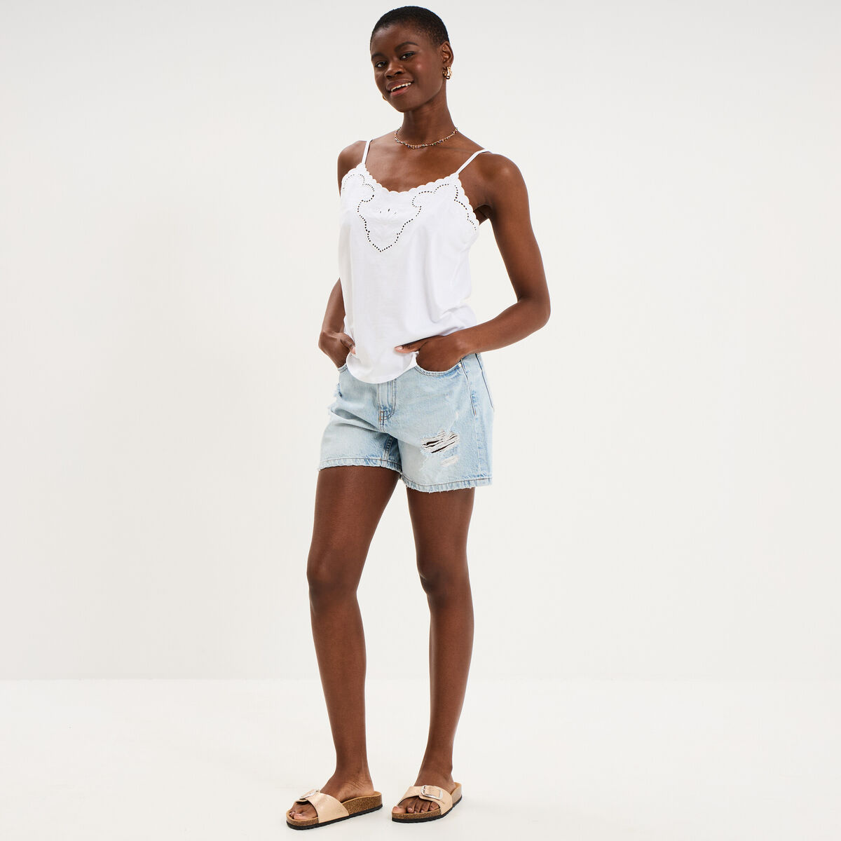 Short en jean d&eacute;chir&eacute; coton denim bleach femme