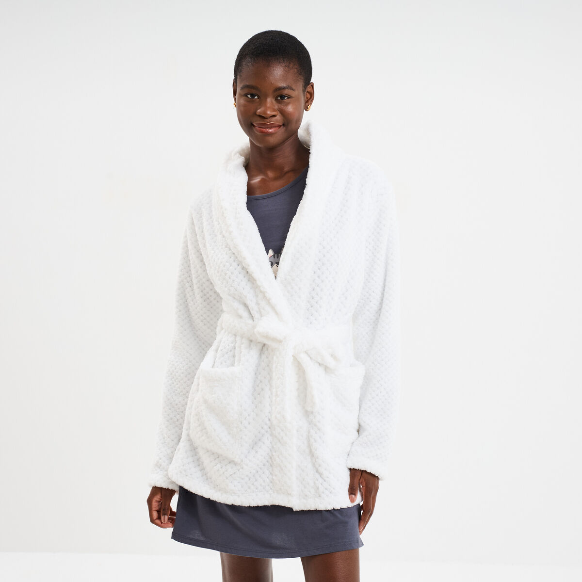 Peignoir mi-long effet polaire ceintur&eacute; blanc femme