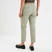 Pantalon chino 7/8&egrave;me ceinture tress&eacute;e vert kaki femme