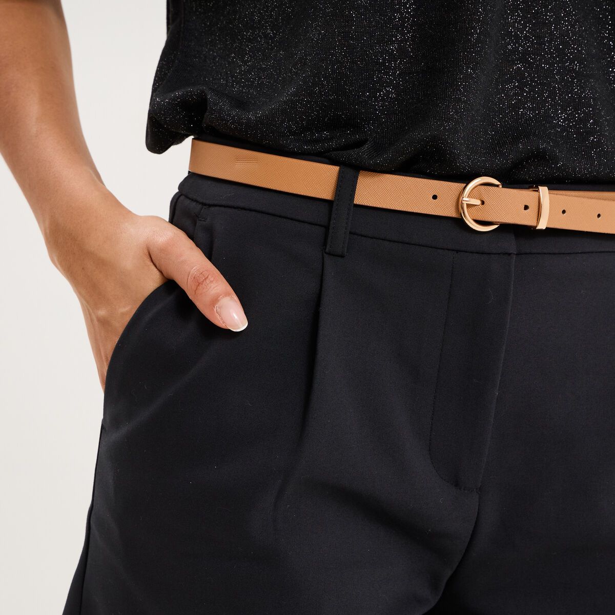 Short chino large taille haute ceintur&eacute; noir femme