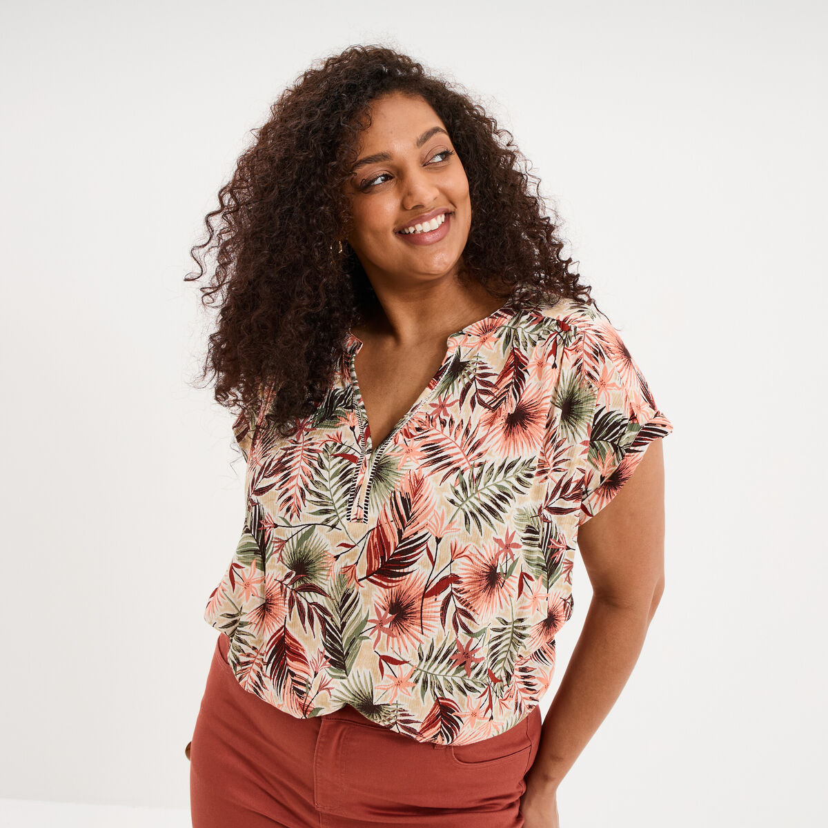 Blouse col en V manches courtes beige femme grande taille