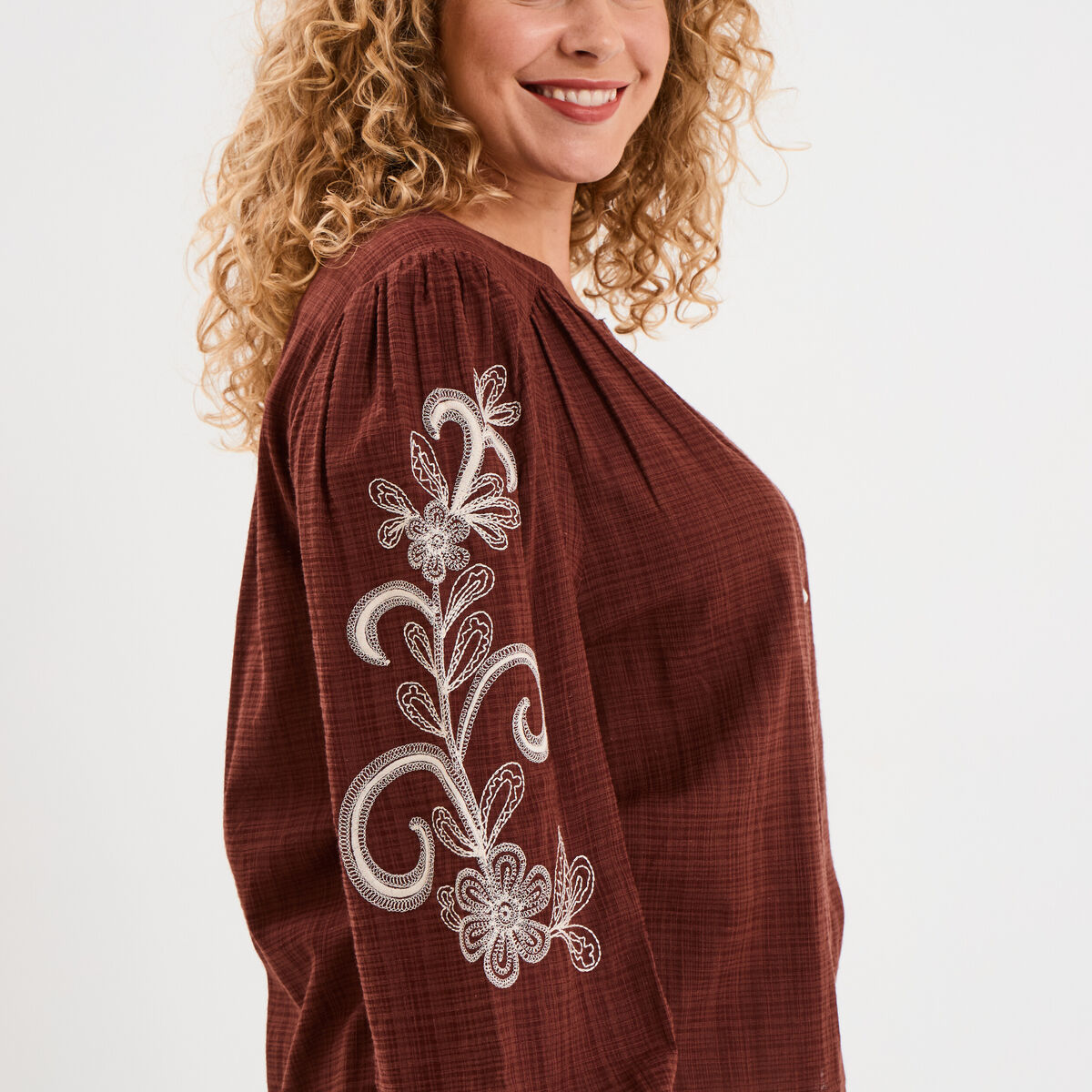 Blouse manches brodées col tunisien marron femme grande taille