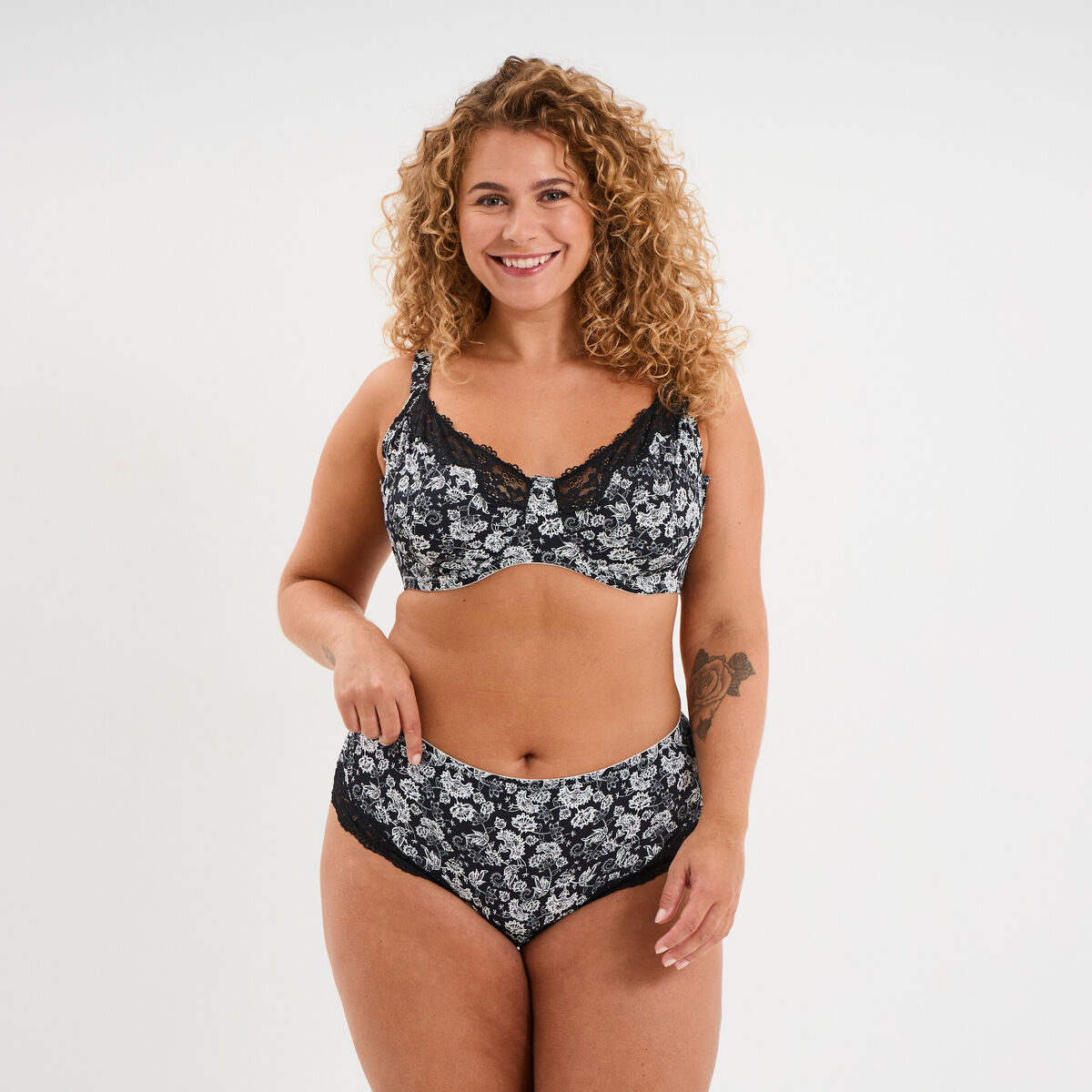 Shorty microfibre empi&egrave;cements dentelle noir femme grande taille