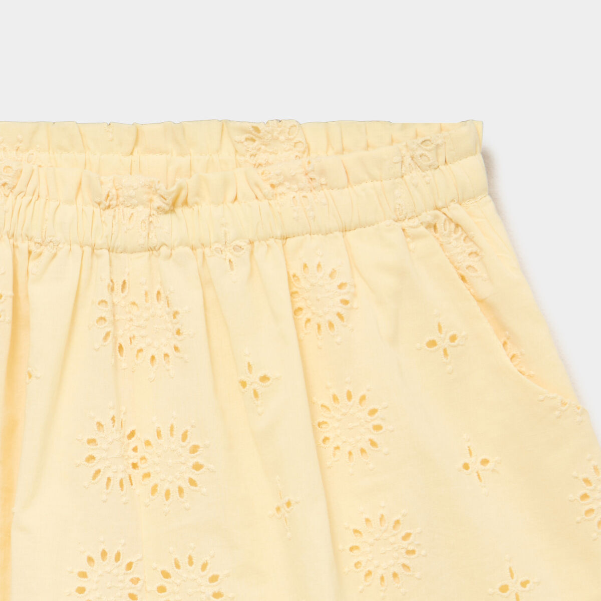 Short &eacute;lastiqu&eacute; broderie anglaise coton jaune clair fille