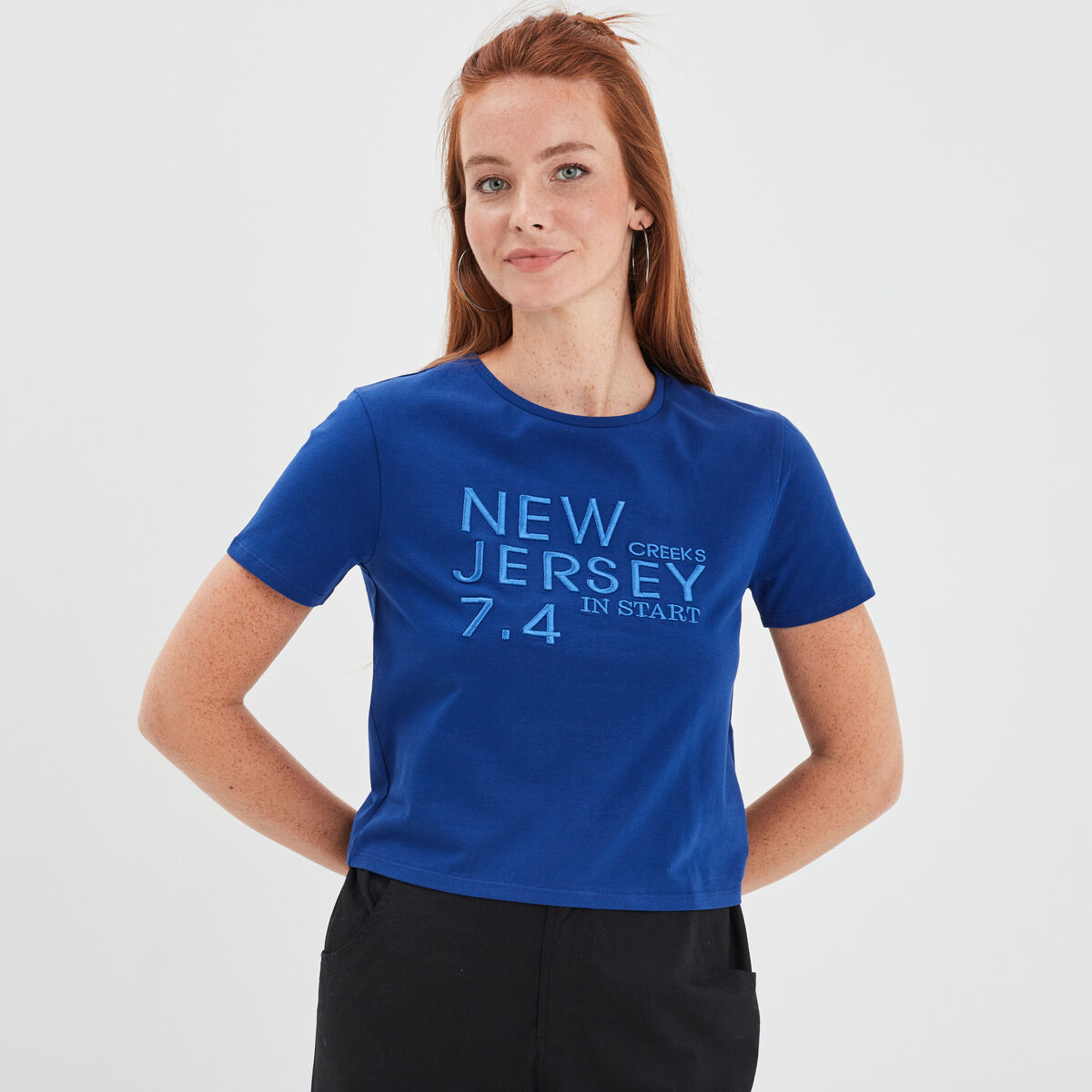 T-shirt cropped ajusté broderie Creeks bleu electrique femme