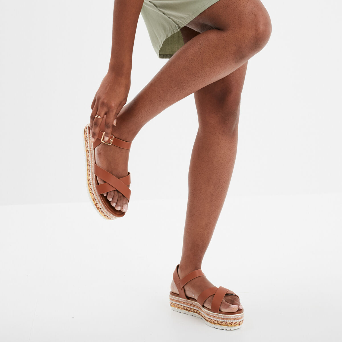Sandales plateformes détails bijoux marron femme