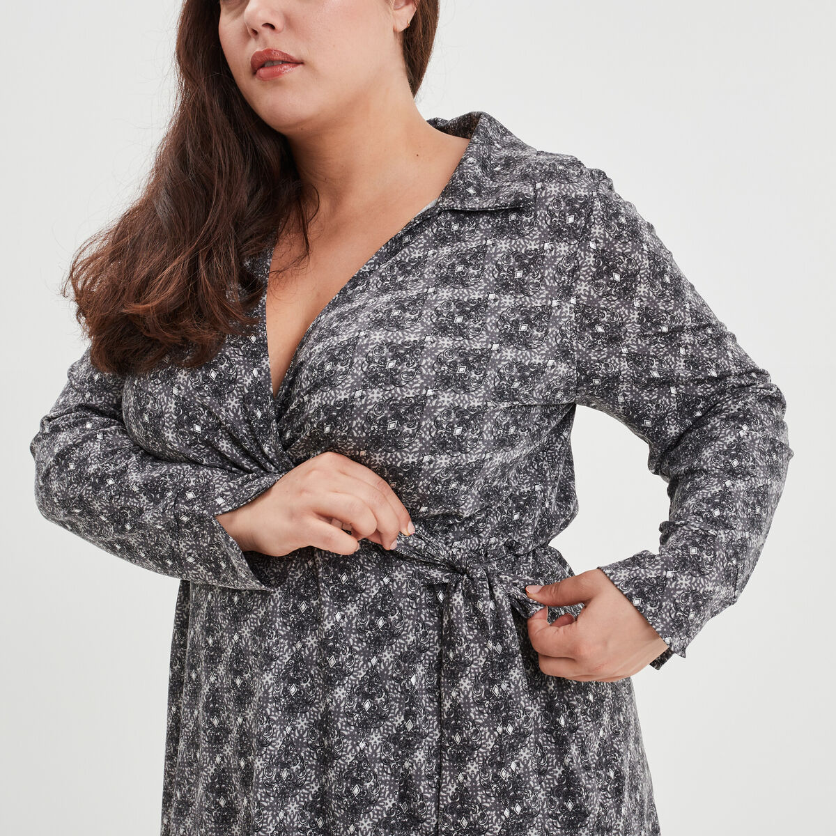 Robe droite col cache-coeur avec noeud noir femme grande taille