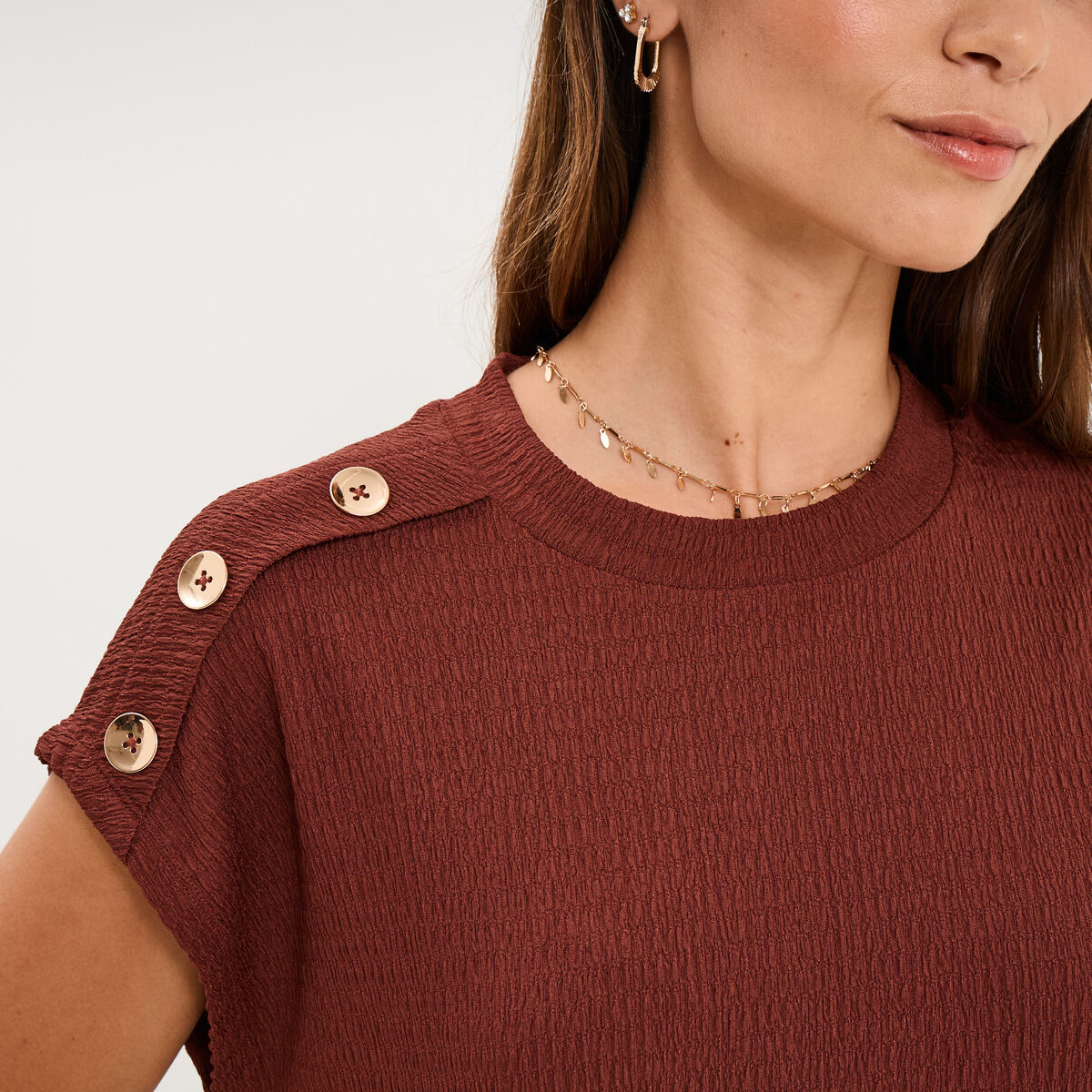 T-shirt gaufr&eacute; col rond avec boutons bordeaux femme
