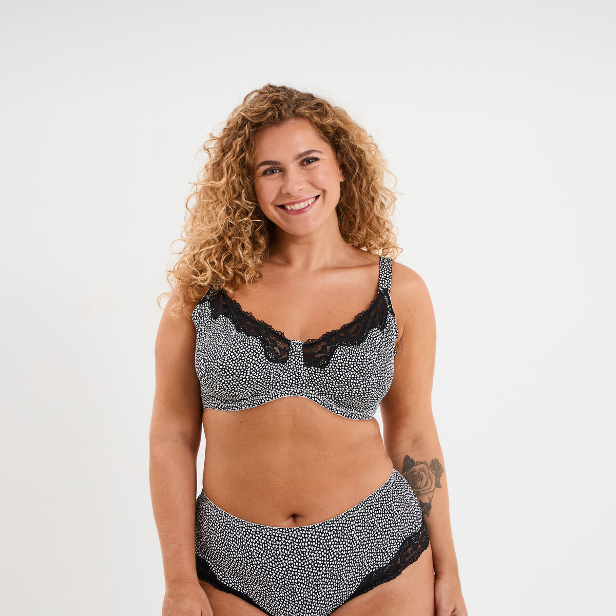 Soutien-gorge corbeille microfibre noir femme grande taille