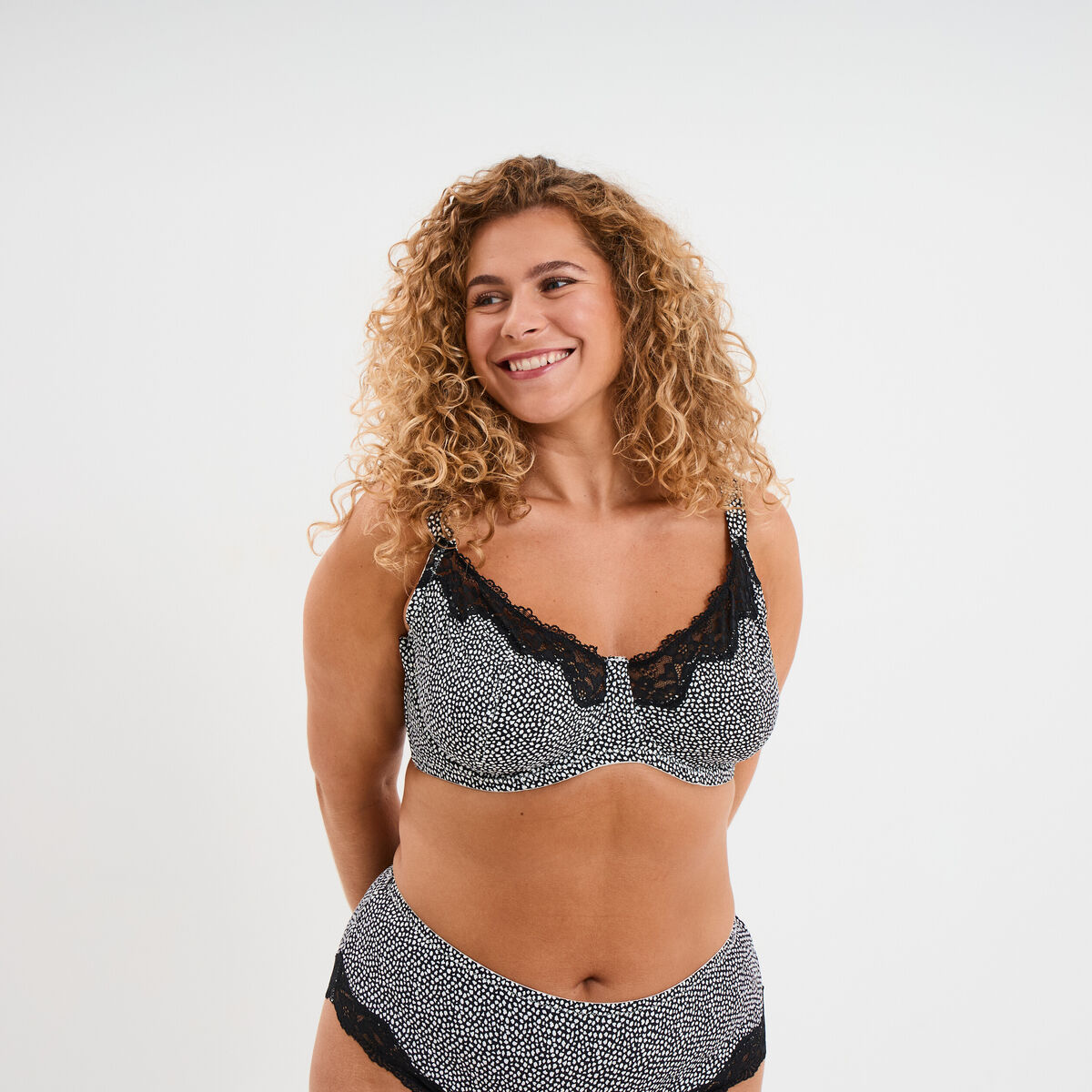 Soutien-gorge corbeille microfibre noir femme grande taille