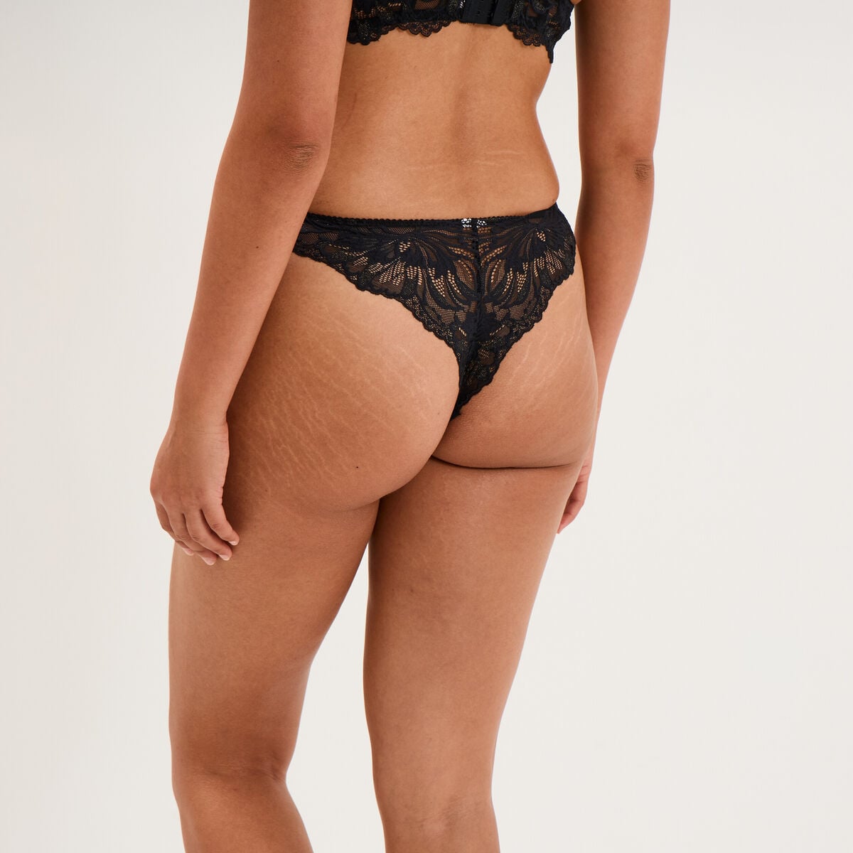 Tanga en dentelle noir femme