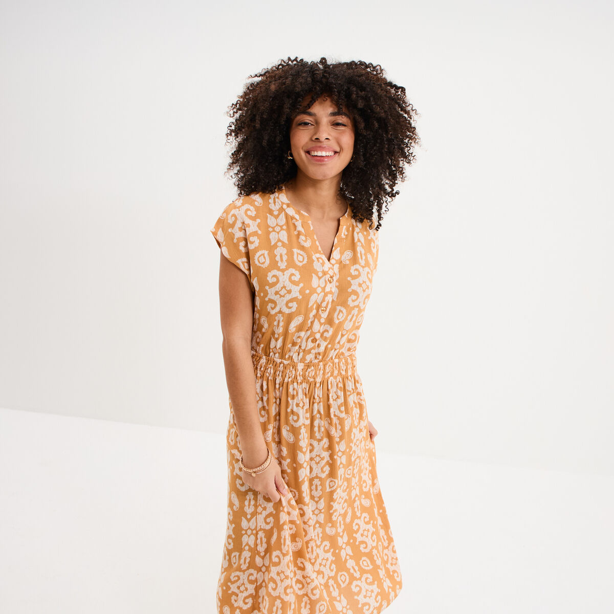 Robe longue cr&eacute;pon col tunisien jaune ocre femme