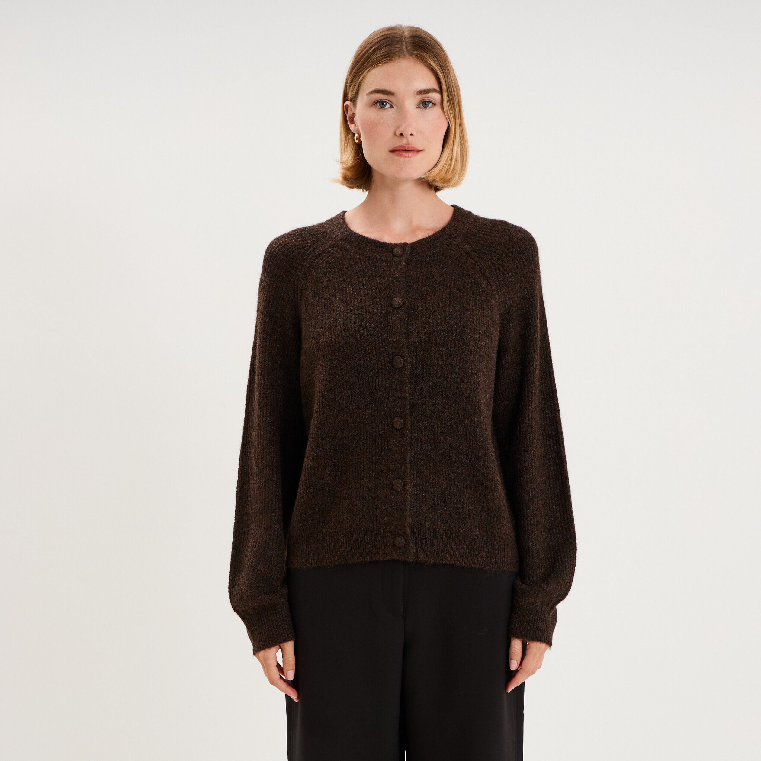 Gilet cardigan col rond boutonné marron foncé femme