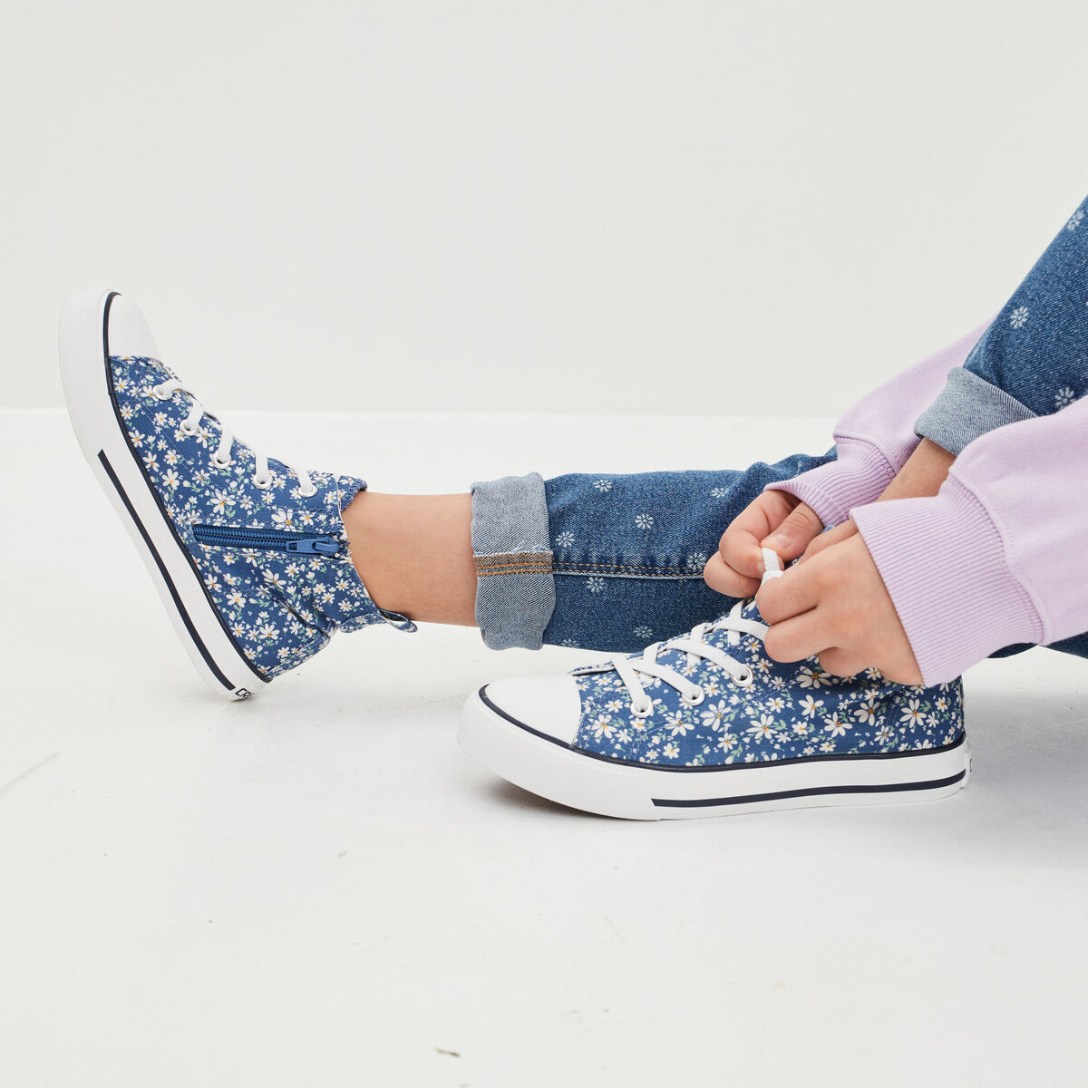Tennis montantes en toile bout renforc&eacute; bleu fille