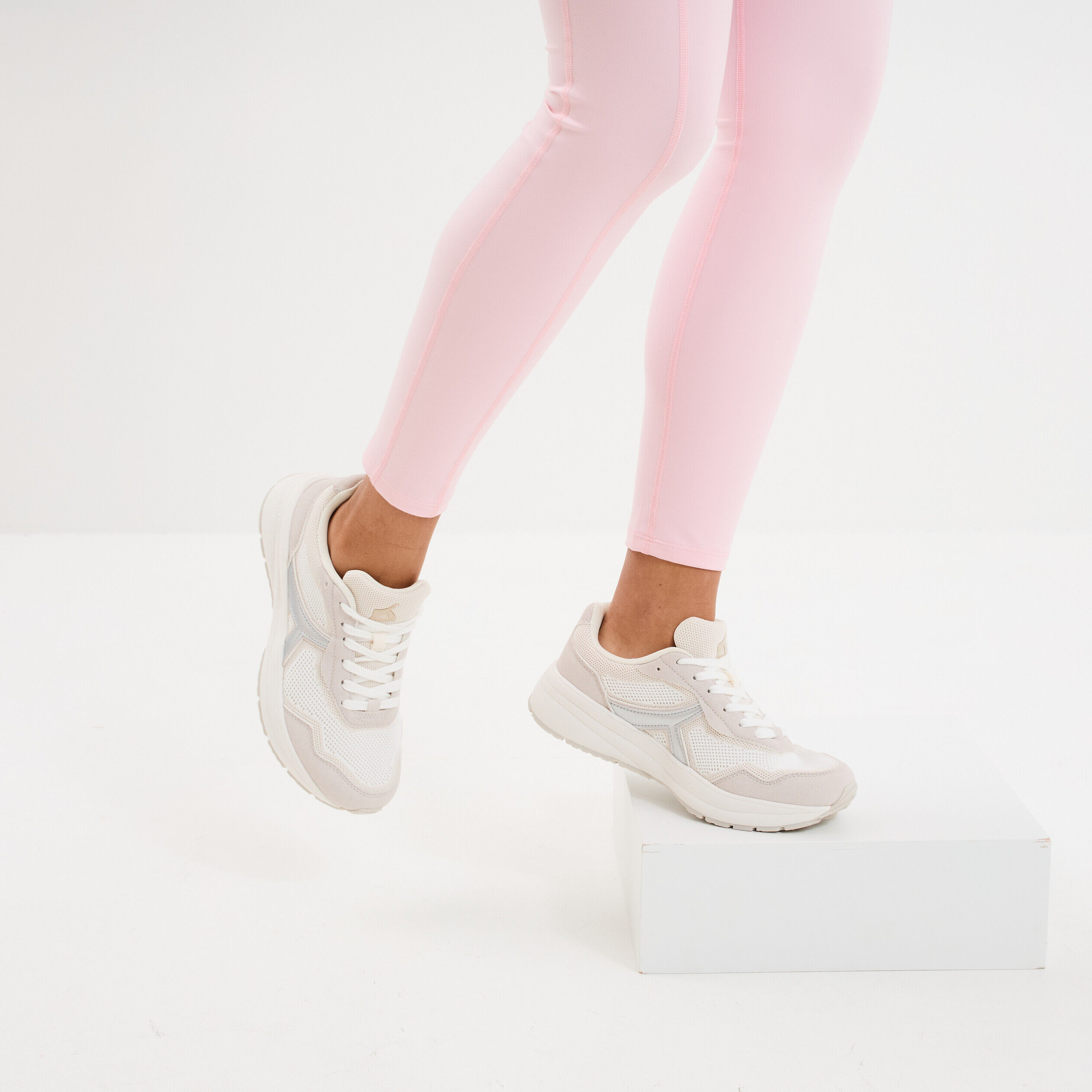 Baskets running à lacets gris argent femme